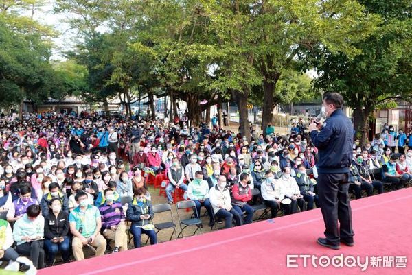 ▲台南市政府辦理「三年有成•防疫第一」感恩表揚活動，市長黃偉哲頒發表揚狀給參與防疫工作人員，並說明上任3年打造台南成宜居幸福城市。（圖／記者林悅翻攝，下同）