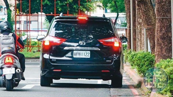 陳盈助名下車輛都特別以「1122」作為車牌。