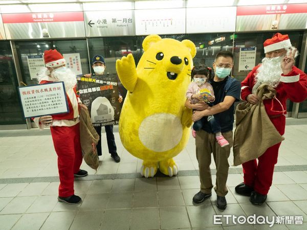 ▲高雄捷運警察隊變裝聖誕老人，嚴防J怪客             。（圖／記者吳奕靖翻攝）