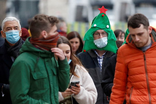 ▲▼ 英國疫情／倫敦街頭瀰漫聖誕氛圍，民眾戴上聖誕樹頭套。（圖／路透）