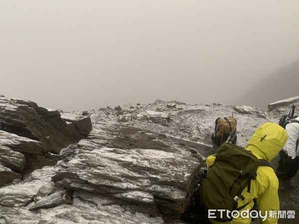 ▲玉山北峰今晨降雪，主峰步道濕滑宜留意登山安全。（圖／氣象局玉山氣象站、民眾提供）