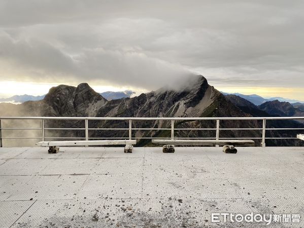 ▲玉山北峰今晨降雪，主峰步道濕滑宜留意登山安全。（圖／氣象局玉山氣象站、民眾提供）