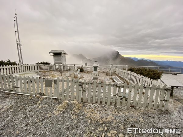 ▲玉山北峰今晨降雪，主峰步道濕滑宜留意登山安全。（圖／氣象局玉山氣象站、民眾提供）