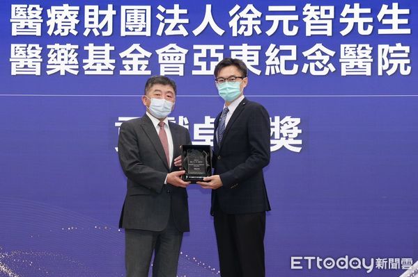 ▲▼陳時中指揮官今(25)日頒發「COVID-19防疫有功醫院-貢獻卓越獎」予亞東醫院邱冠明院長。（圖／指揮中心提供）