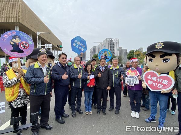 ▲永康警分局犯罪預防宣導團，出動大頭警察娃娃，並手持宣導標語，熱情與民眾揮手互動，萌萌的大頭警察娃娃相當吸晴。（圖／記者林悅翻攝，下同）