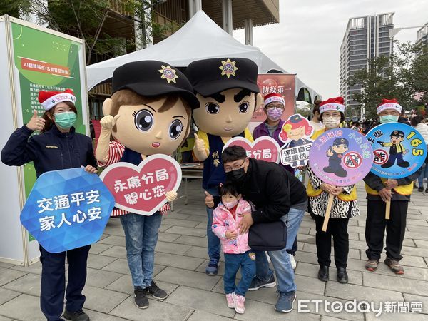 ▲永康警分局犯罪預防宣導團，出動大頭警察娃娃，並手持宣導標語，熱情與民眾揮手互動，萌萌的大頭警察娃娃相當吸晴。（圖／記者林悅翻攝，下同）