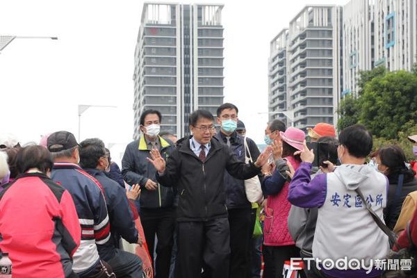 ▲台南市長黃偉哲迎來就職三週年，在永康區新總圖辦理「三年有成．防疫第一」感恩表揚活動，市長黃偉哲頒發表揚狀給參與防疫工作的人員表達感謝。（圖／記者林悅翻攝，下同）