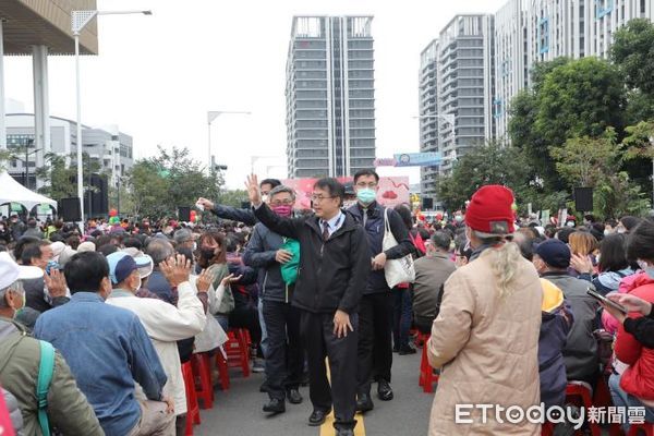 ▲台南市長黃偉哲迎來就職三週年，在永康區新總圖辦理「三年有成．防疫第一」感恩表揚活動，市長黃偉哲頒發表揚狀給參與防疫工作的人員表達感謝。（圖／記者林悅翻攝，下同）