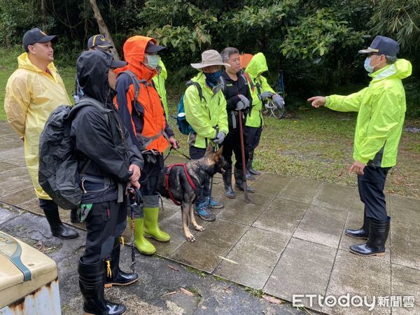 ▲▼消防員進入古道找人。（圖／記者游芳男翻攝）