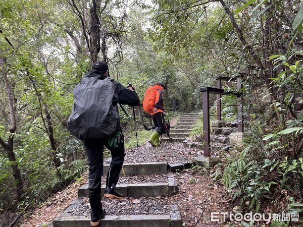 ▲▼消防員進入古道找人。（圖／記者游芳男翻攝）