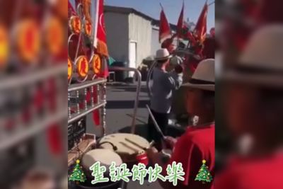 樂團繞境一半「嗩吶吹聖誕歌」！民眾路過笑了：聖誕老人出巡？