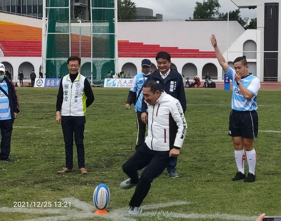 ▲元坤盃橄欖球賽主辦人、義大醫院院長杜元坤與參賽選手加油打氣。（圖／大會提供）