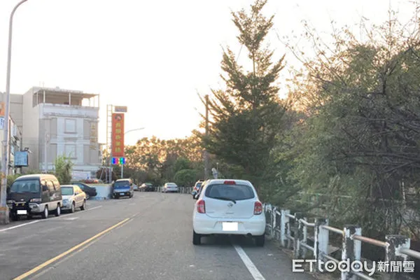 ▲雲林潘姓女車主，十多年來都把車停在家門口前白線處，今年7月卻突然收違規罰單，便向監理站提出申訴，但申訴結果仍告知她得繳納900元罰鍰。（圖／記者蔡佩旻翻攝）