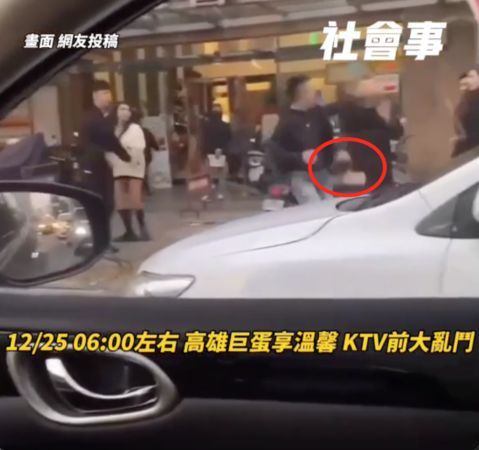 ▲高雄市鼓山區一家連鎖KTV前雙人互毆，一名辣妹勸架被摔倒在地             。（圖／記者吳奕靖翻攝）