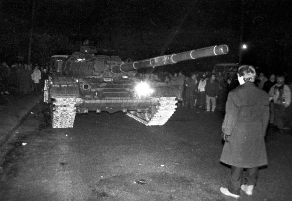 ▲▼立陶宛國會友台小組主席馬瑪竇（Matas Maldeikis，PO出立陶宛人站在蘇聯坦克車前的照片。（圖／翻攝自twitter@MatasMaldeikis）