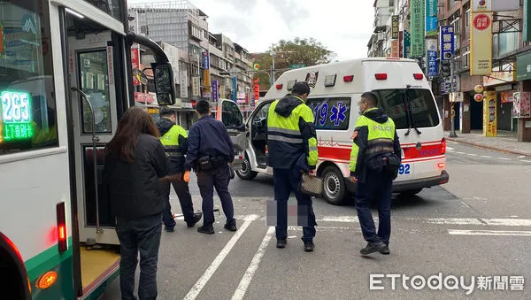 ▲▼板橋一名婦人違規穿越馬路，遭公車撞飛命危。（圖／記者游宗樺攝）