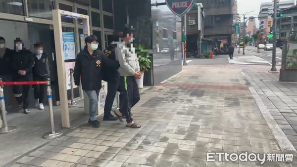 ▲萬華警方到新北市鶯歌區逮捕某鐵皮屋工程行老闆及其員工涉改造槍枝販售牟利案件。（圖／記者張君豪翻攝）