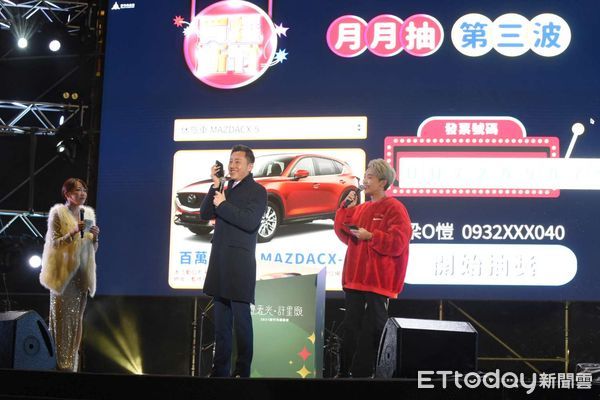 ▲登錄41張發票抽中休旅車　幸運男接電話大喊：你是我的偶像。（圖／記者陳凱力翻攝）