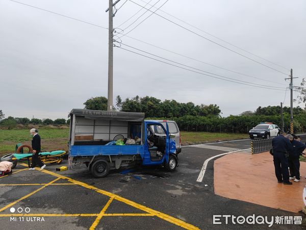 ▲台南市西港區金沙里新寮往子龍廟路段，26日上午發生1起貨車跟轎旅車相撞交通事故，有6人受傷送醫治。（圖／記者林悅翻攝，下同）