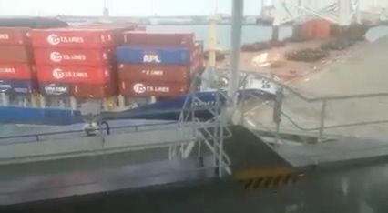 ▲▼一艘貨櫃船今天早上在台中港不慎撞上碼頭。（圖／翻攝自爆廢公社）