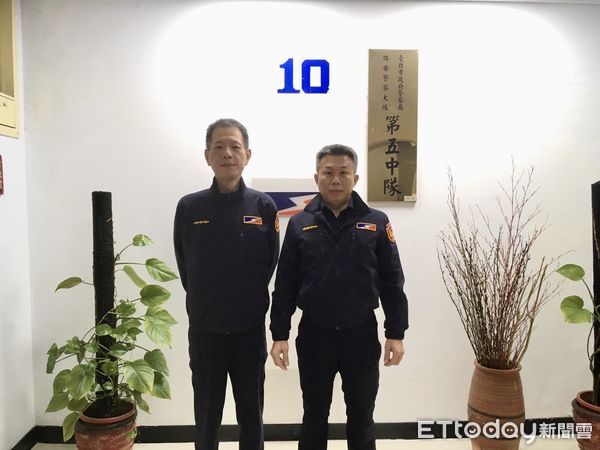 ▲北市保安警察大隊第五中隊警員林明智、小隊長楊政尉19小時內2度在同一攔檢點查獲鍾男持有K毒。（圖／記者張君豪翻攝）