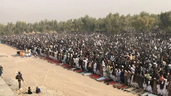 ▲▼阿富汗數萬名「無罩」信眾集體祈雨。（圖／翻攝自推特）