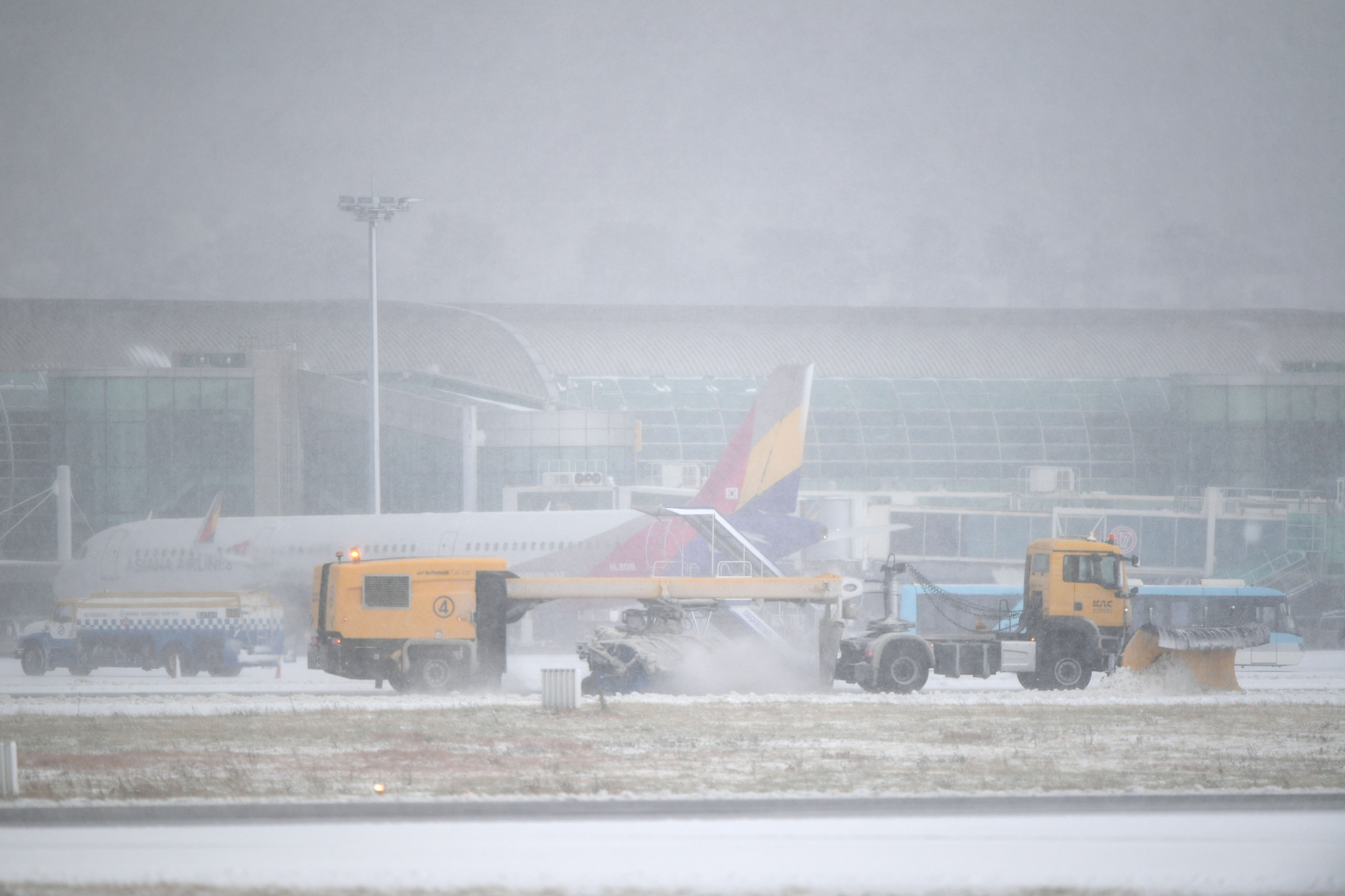 ▲▼濟州島降下強烈暴風雪，導致機場因跑到除雪作業而一度關閉。（圖／達志影像／newscom）