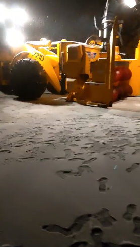 快訊／合歡山凌晨下大雪「道路都白了」　鏟雪車出動。（圖／翻攝「合歡山系(台14、台8、台7甲)路況氣候雪況星況分享」臉書社團）