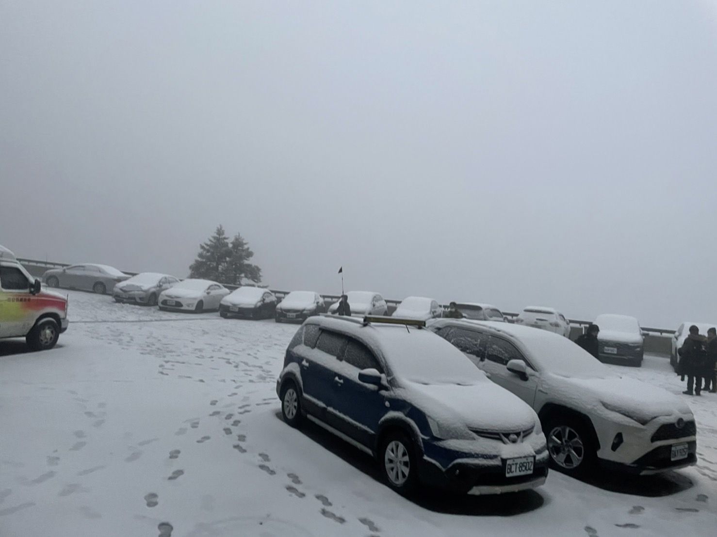 合歡山1227下雪。（圖／林務局南投林管處提供）