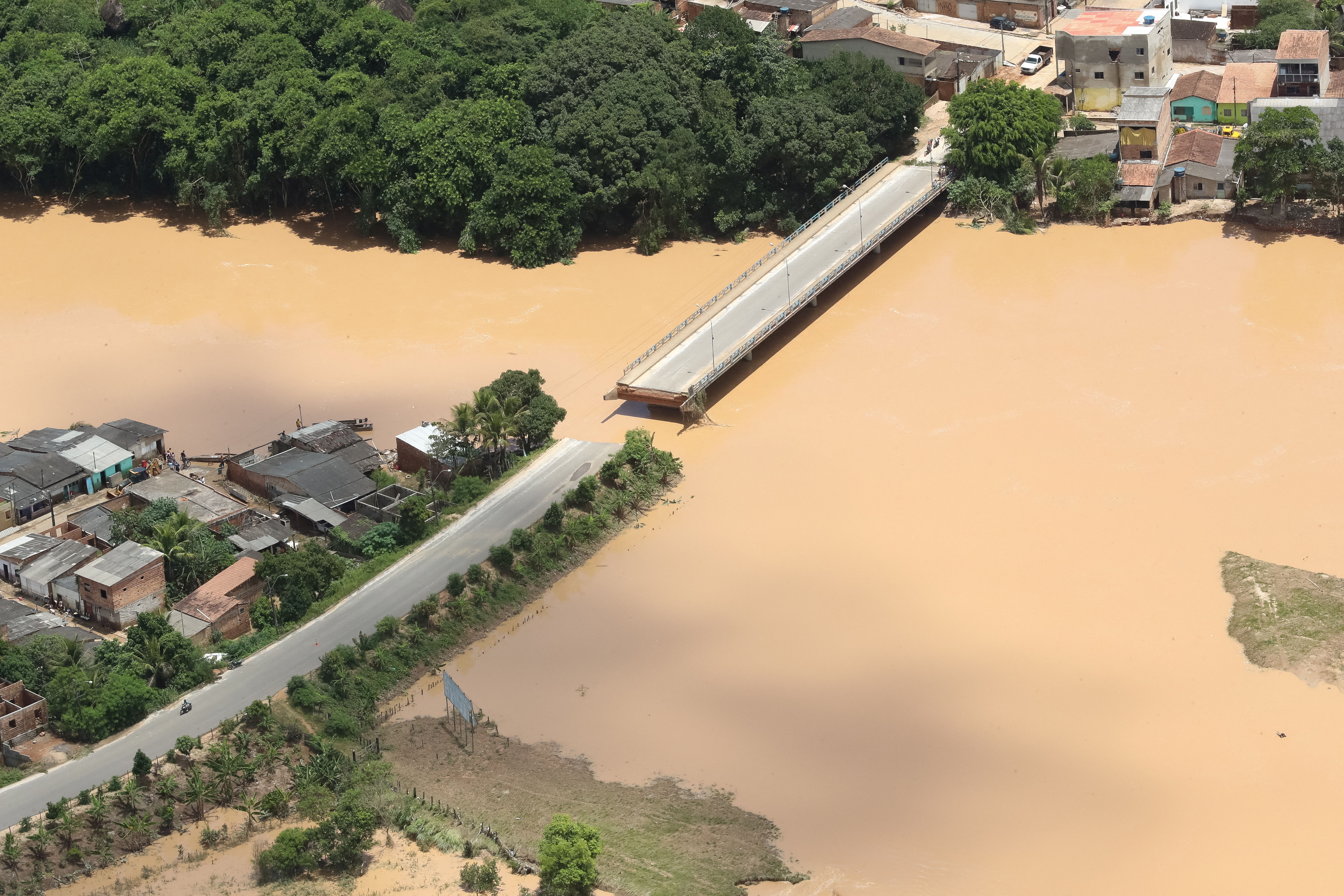 ▲▼巴西2座水壩潰堤，洪水灌入城市 。（圖／路透）