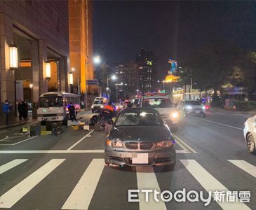 快訊／高雄BMW酒駕「猛撞4行人」！3人躺路上不動　殘骸散滿地