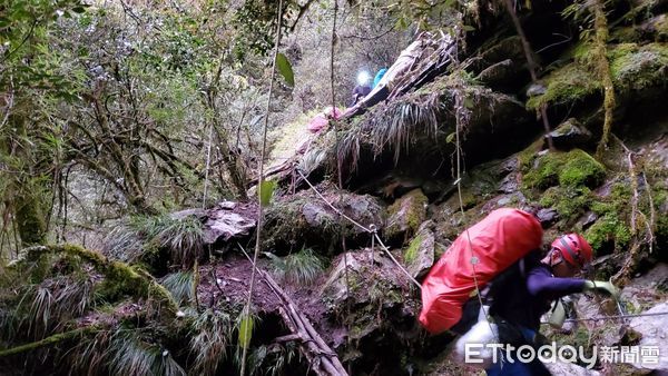 ▲▼      桃園運動股長登山失聯，遺體因天候不佳無法運送       。（圖／台中市消防局提供）