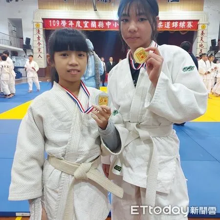 ▲▼鄭伶巧（右）奪2021宜縣柔道國中女組冠軍，她常協助母親市場賣菜（圖／記者游芳男翻攝，下同）