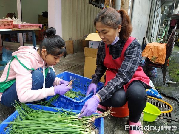 ▲▼鄭伶巧（右）奪2021宜縣柔道國中女組冠軍，她常協助母親市場賣菜（圖／記者游芳男翻攝，下同）