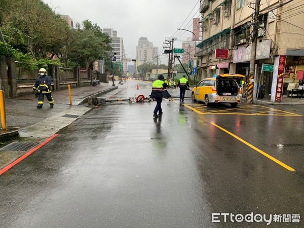 ▲▼汐止電線桿倒塌計程車閃避不及自撞。（圖／記者張君豪翻攝）