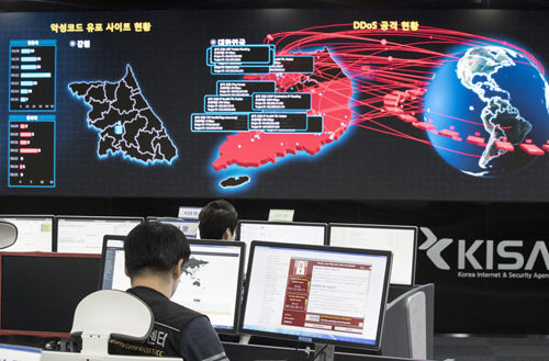 ▲▼南韓網路振興院(KISA)職員正在查看可能遭受勒索軟體攻擊的電子告示板。有證據顯示，北韓允許參與駭客攻擊的網軍擁有參與網路犯罪所需的權限。（圖／達志影像／美聯社）