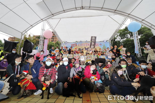 ▲新北毛寶貝幸福耶誕趴熱鬧登場 侯友宜：尊重生命愛護動物。（圖／新北市動保處提供）