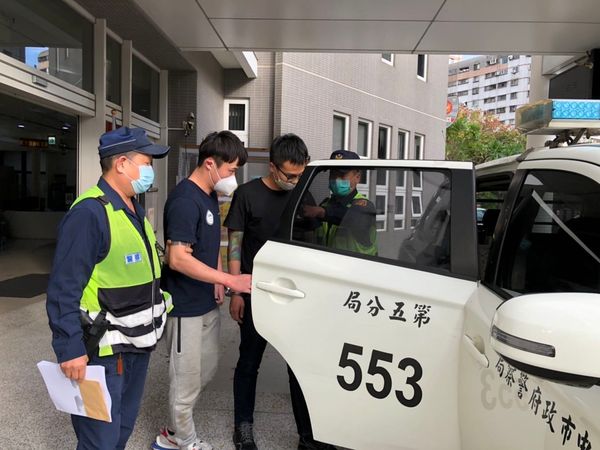 ▲▼好大的酒膽！KTV酒客爛醉對警方叫囂、推擠 還毀損巡邏車。（圖／翻攝記者爆料網）