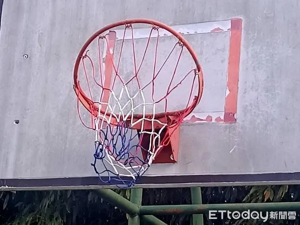 ▲男子打籃球見球框歪了　他爬上扶正…瞬間傾倒遭爆頭亡。（圖／記者陳凱力翻攝）