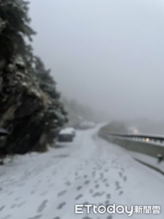 合歡山1227下雪。（圖／林務局南投林管處提供）