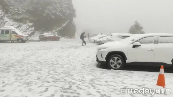 合歡山1227下雪。（圖／松雪樓提供）