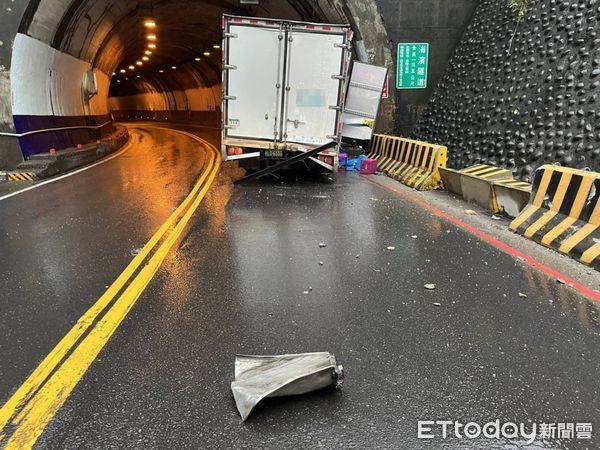 超商物流車擦撞隧道口　駕駛被送醫急救。（圖／記者郭世賢翻攝）