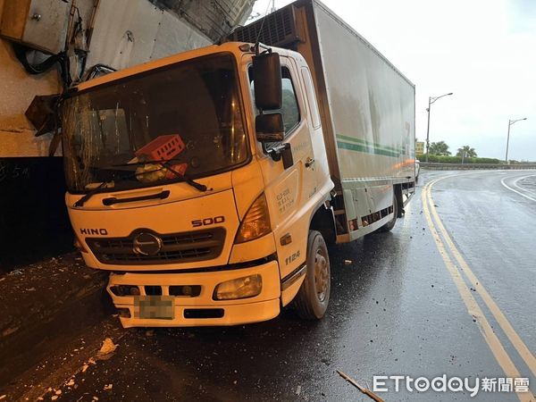 超商物流車擦撞隧道口　駕駛被送醫急救。（圖／記者郭世賢翻攝）