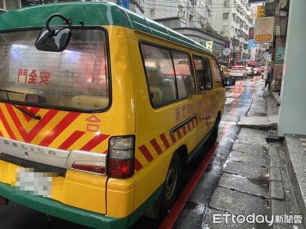 ▲▼ 汐止女穿越馬路遭撞命危 。（圖／記者張君豪翻攝）