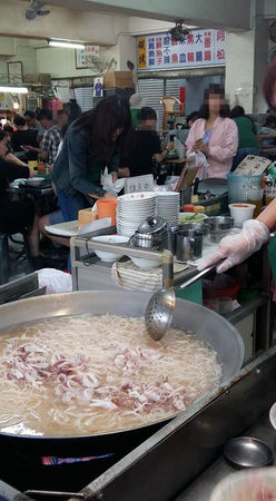 ▲台南市中西區國華商圈小吃名店雲集，但最近小吃店紛紛漲價，台南市消保官訪查物價時發現，27家知名小吃店價格，計有13家調高部分品項之價格，平均約漲5-20元。（圖／翻攝自台南市國華商圈臉書，下同）