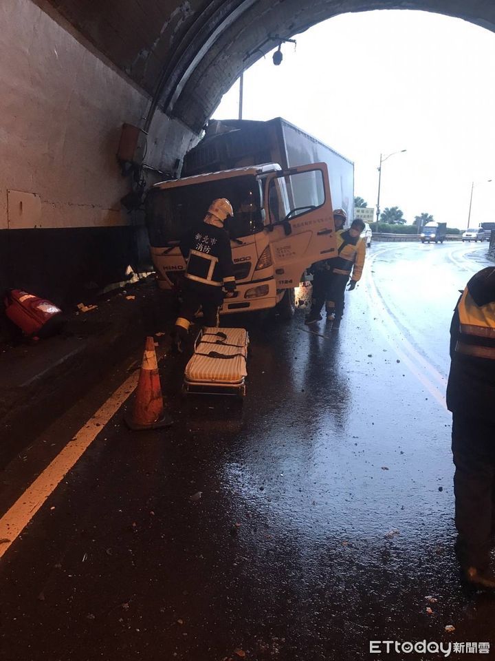 超商物流車擦撞隧道口　駕駛被送醫急救。（圖／記者郭世賢翻攝）