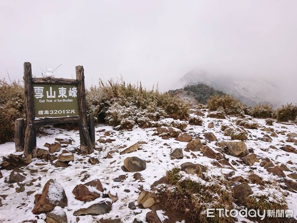 ▲雪霸國家公園369山莊27日凌晨1時左右開始降雪，清晨6時許山莊附近積雪已達5公分。（圖／記者黃孟珍翻攝，下同）