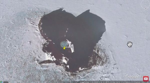 ▲▼網友從Google地圖發現南極洲的詭異圓盤。（圖／翻攝自YouTube／UFO Sightings Daily）