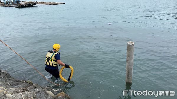 ▲台南市安平區安憶路德陽艦停靠處海中，27日上午驚傳浮屍，消防人員協助打撈上岸，目前由檢警調查處理中。（圖／民眾提供，下同）