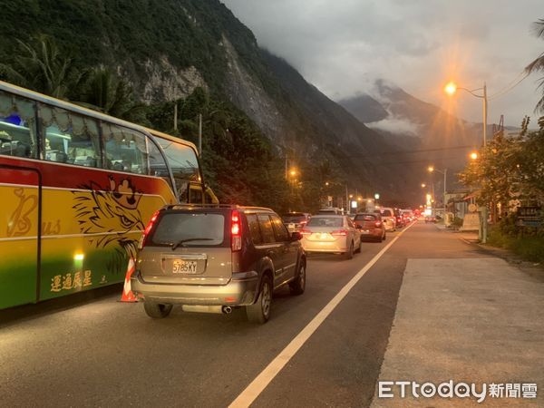 ▲為免路上塞車之苦，公路總局呼籲多搭乘大眾運輸，預期尖峰壅塞時段可較自行開車節省很多時間。（圖／記者王兆麟翻攝）